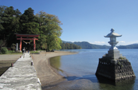 湖上に浮かぶ神社、琵琶島の写真