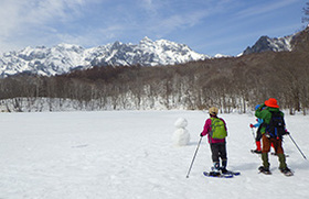 静かにたたずむ冬の「鏡池」の写真