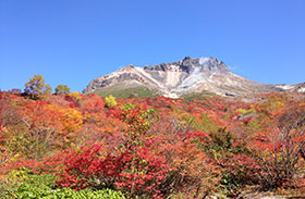 噴煙上げる火山の写真