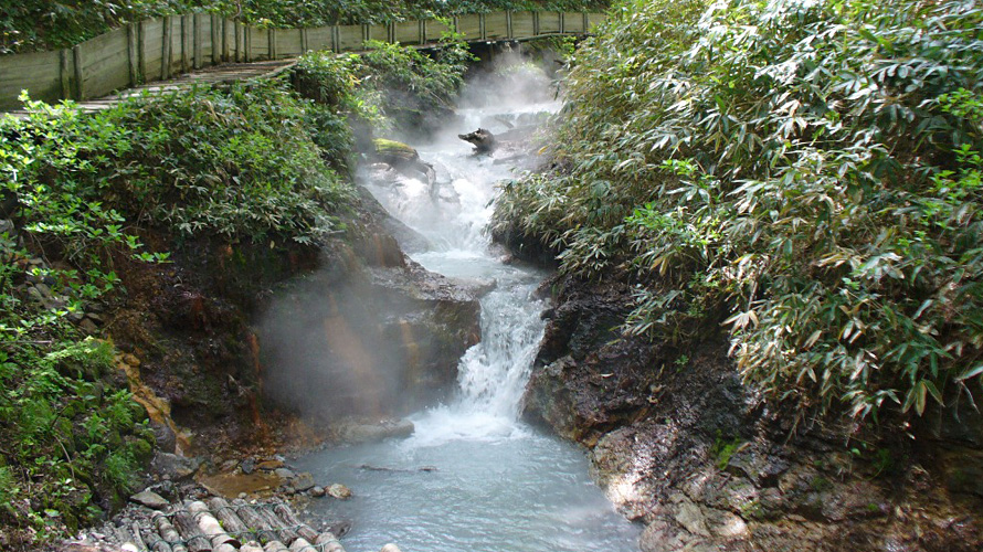 【写真】大湯沼川の天然足湯