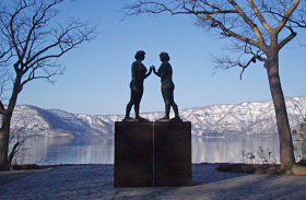 湖畔の景色、乙女の像の写真