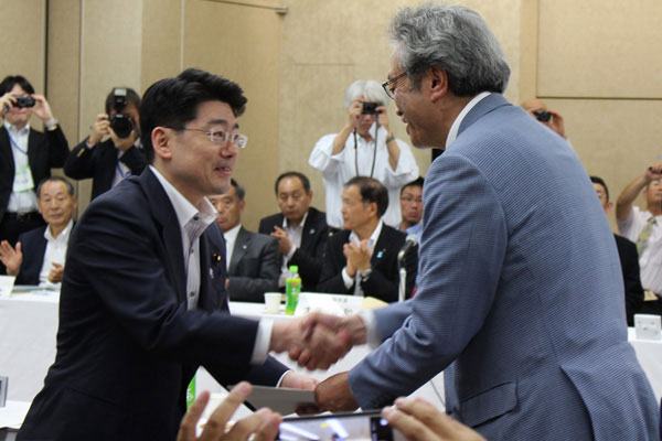 写真:首藤竹田市長より、鬼木環境大臣政務官へ要望書手交