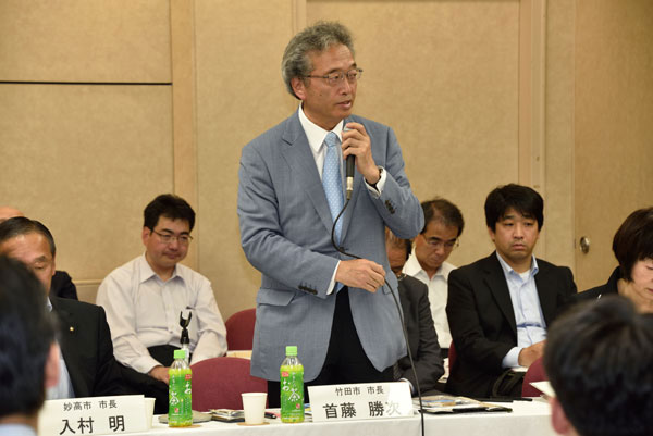 写真:入村市長、竹田市長プレゼン2