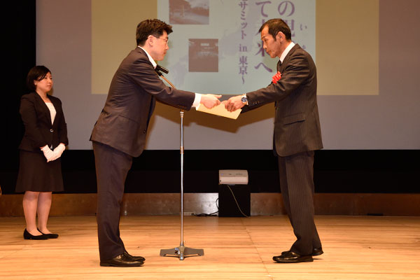 写真:鳴子温泉郷(宮城県大崎市)への交付の様子