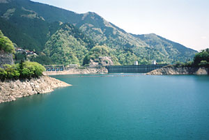 首都圏の水ガメである小河内ダムによって水を貯える奥多摩湖。この上流が小菅川。