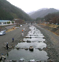 小菅村を流れる小菅川の釣り場。