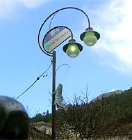 釣り場近くの街灯にも、シンボルの川魚の模型が飾られる。