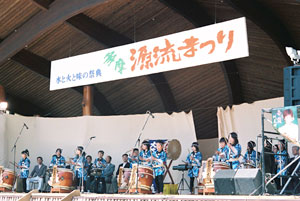 源流文化の継承を大事にと、まつりでは小学生が郷土芸能の太鼓を披露する。