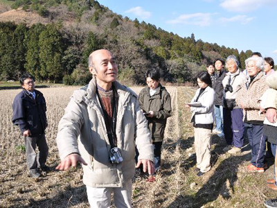 大迫義人氏(フィールドにて)