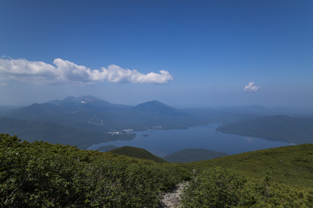 タイトル　雄阿寒岳山頂付近からの阿寒湖