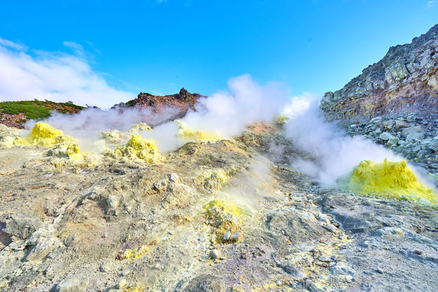 タイトル　硫黄山の噴気孔