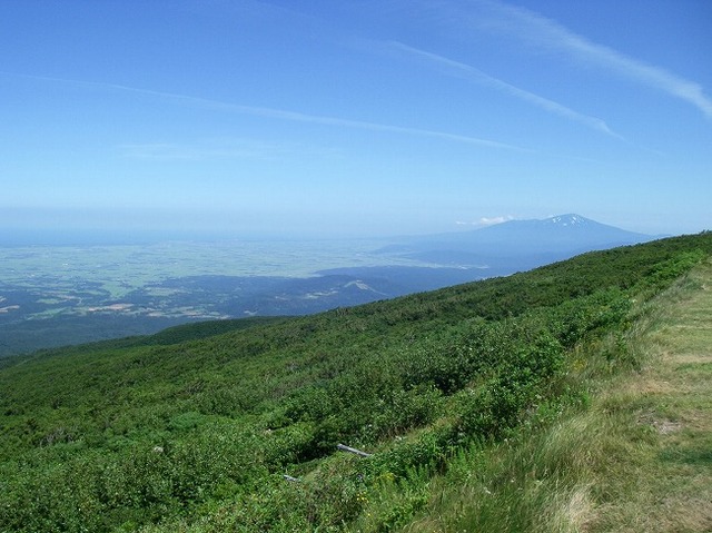 タイトル　月山８合目から望む鳥海山・庄内平野