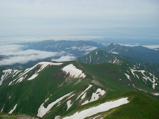 タイトル　大朝日岳から祝瓶山、飯豊連峰