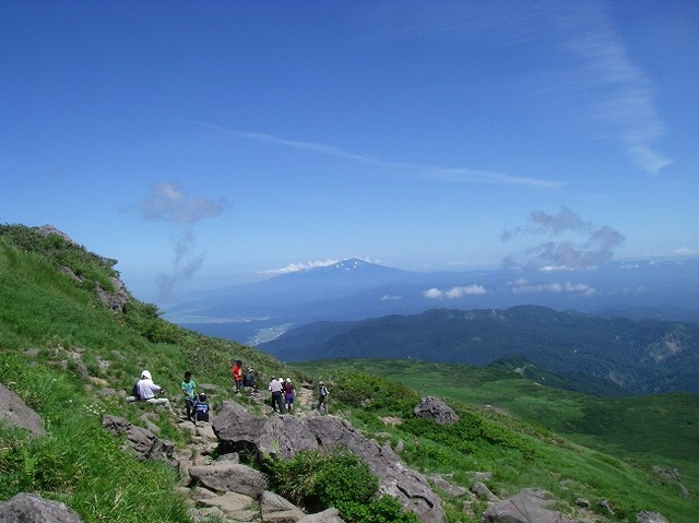 タイトル　利用者と鳥海山（月山）