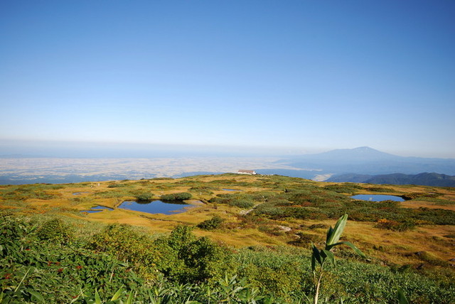 タイトル　月山（弥陀ヶ原と鳥海山と庄内平野）_9月