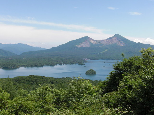 タイトル　鳥の森展望台（磐梯山）6月