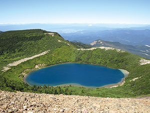 「魔女の瞳」ともよばれる五色沼（吾妻山の火口湖）の写真