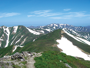 朝日連峰の稜線の写真