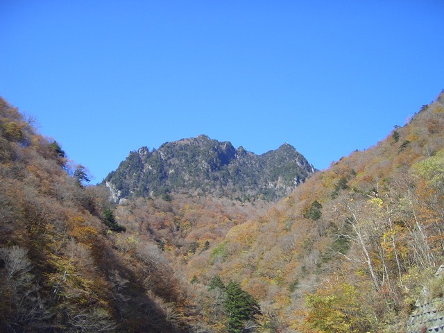 タイトル　西沢渓谷より鶏冠山をのぞむ