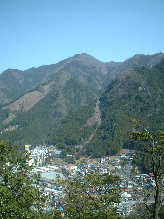 タイトル　愛宕山山頂から奥多摩町をのぞむ