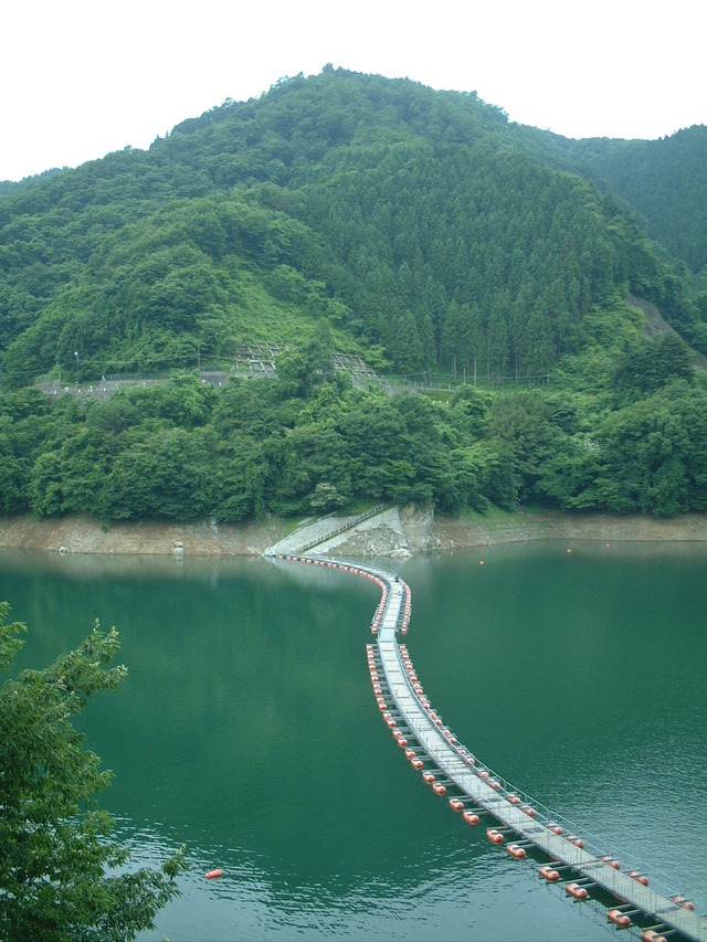 タイトル　奥多摩湖ドラム缶橋