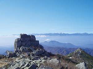 花崗岩の岩塔が林立する金峰山の写真