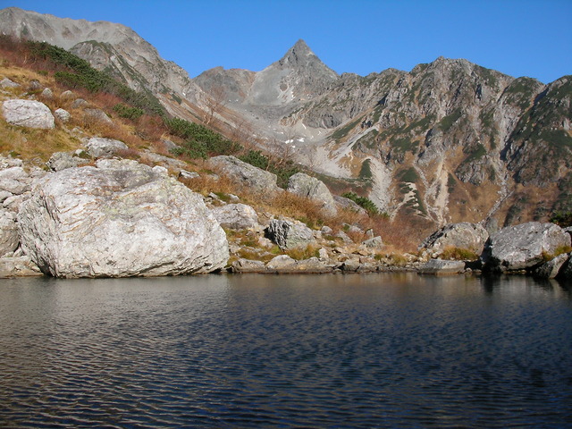 タイトル　天狗池と槍ヶ岳