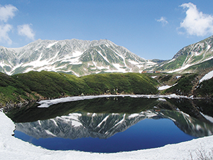 photo of Mikuriga Pond (crater lake)