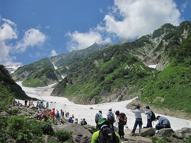 中部山岳国立公園：登山者でにぎわう白馬岳