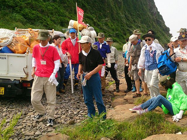 ボランティアによる清掃活動の写真