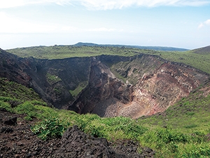 大島の三原山火口の写真