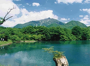 ジオサイト雨飾山の好展望地、しろ池（公園区域外）の写真