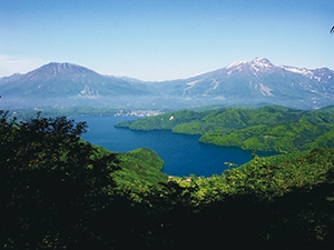 菅川林道からの野尻湖全景、左から黒姫山、妙高山の写真