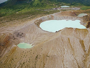 草津白根山（火口湖・湯釜と周辺の火山荒原）の写真