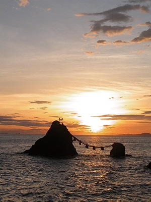 夫婦岩の日の出の写真