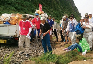 photo of Volunteer collaborative cleanup activity