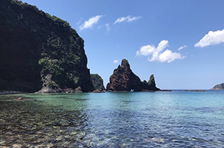 “Heart in the rock” of Akiya coast where the emerald green is beautiful