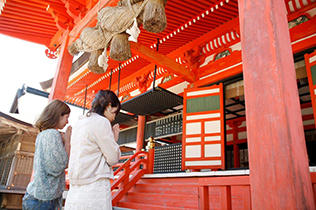 Two women who visiting Hinomisaki shrine