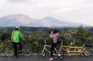 Stop the bicycle and watch the Hiruzen Three Peaks