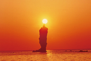 ローソク島と夕日