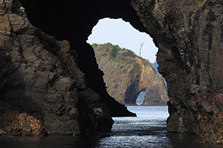 加賀の潜戸（かかのくげど）の洞窟