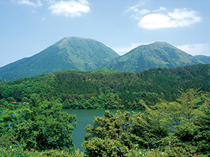 三瓶山と浮布池の写真