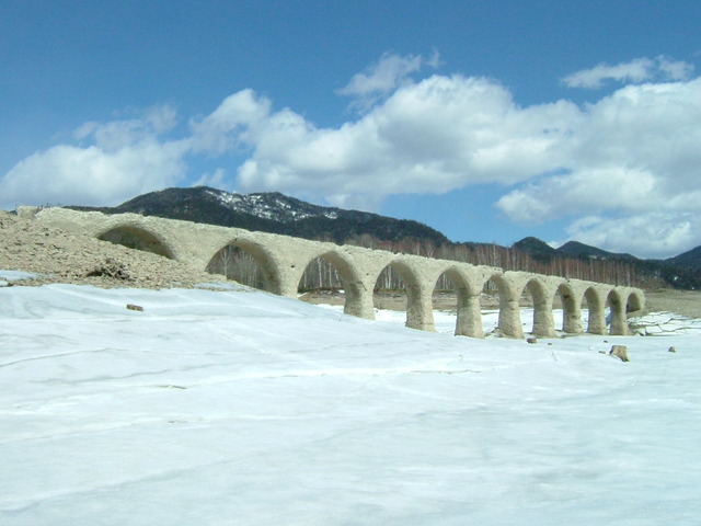 タイトル　4月のタウシュベツ川橋梁