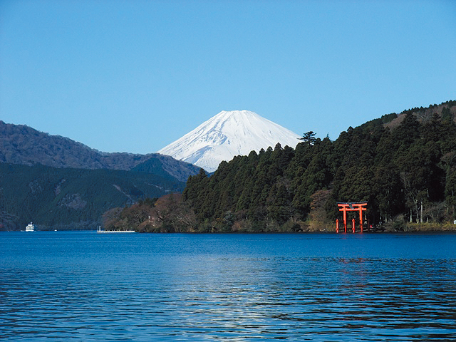 photo of Lake Ashinoko and Motohakone