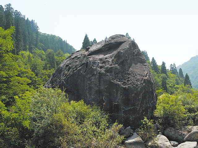 photo of Hyakumangan Rock (Designated as a Natural Monument of Ishikawa Prefecture)