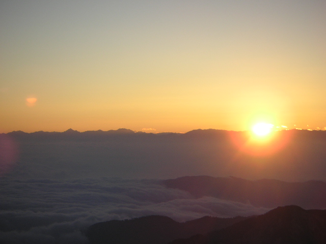 タイトル　白山山頂からの北アに上がるお日の出