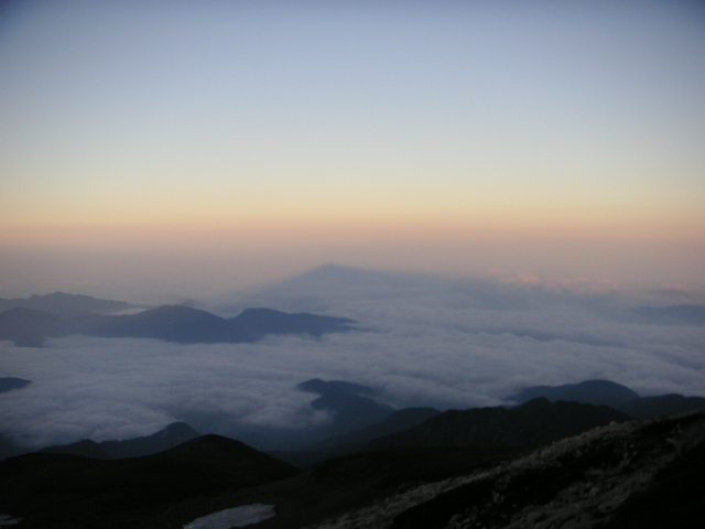 タイトル　白山山頂より日の出直後の雲海に映る白山の影