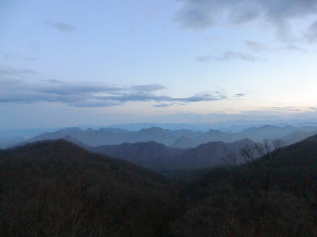 タイトル　夕暮れの碓氷峠から、連なる山々