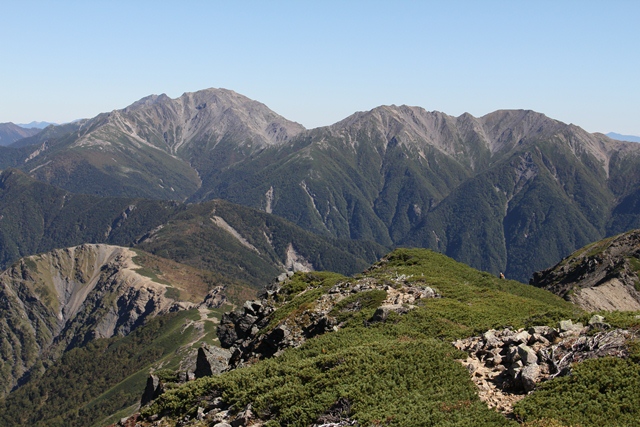 タイトル　塩見岳からの間ノ岳3,190ｍと農鳥岳3,026ｍ