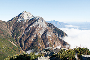 栗沢山から見た甲斐駒ヶ岳の写真